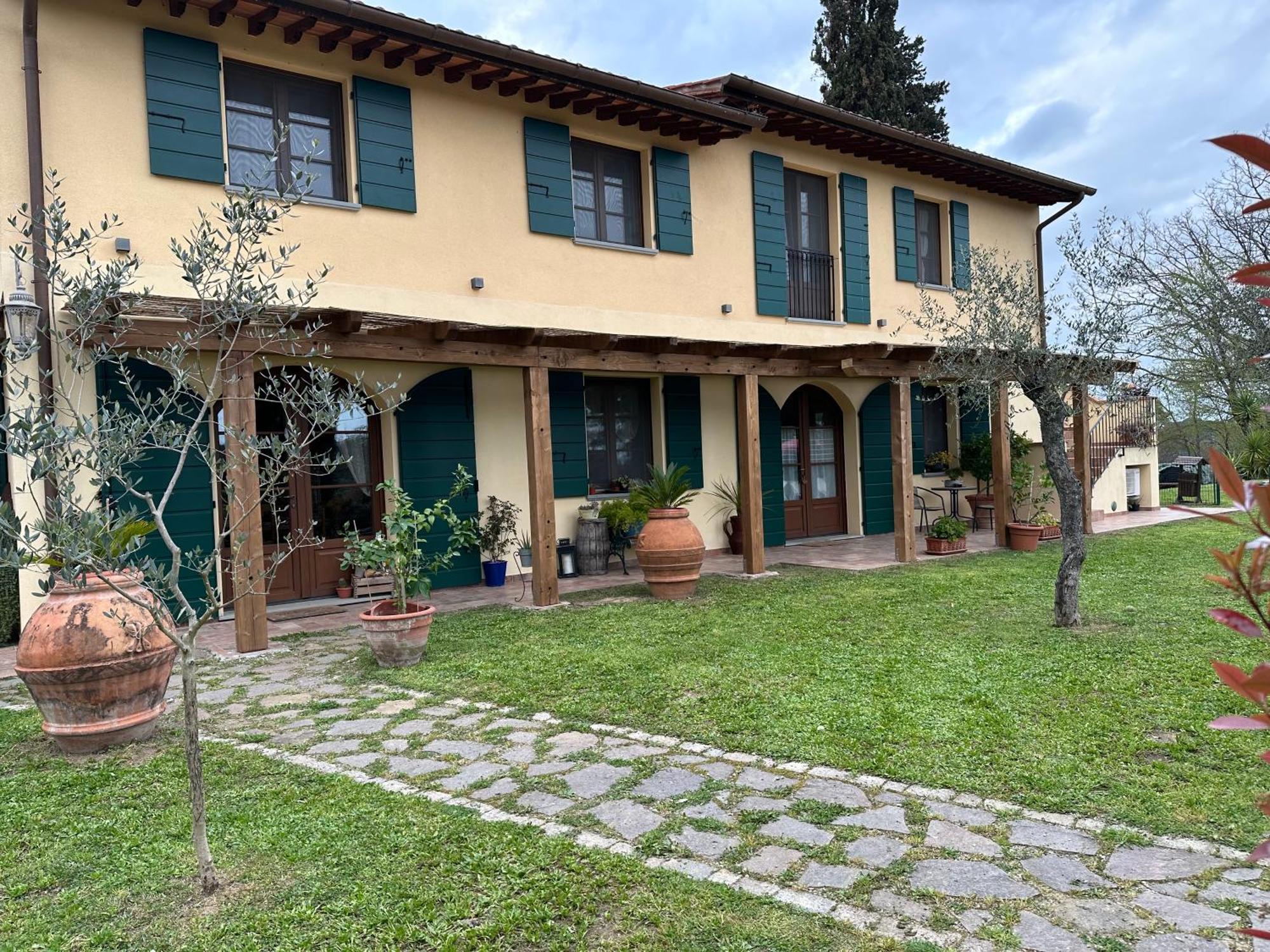 Апартаменты Holiday House Cuordinatura Монтополи-ин-Валь-д'Арно Экстерьер фото