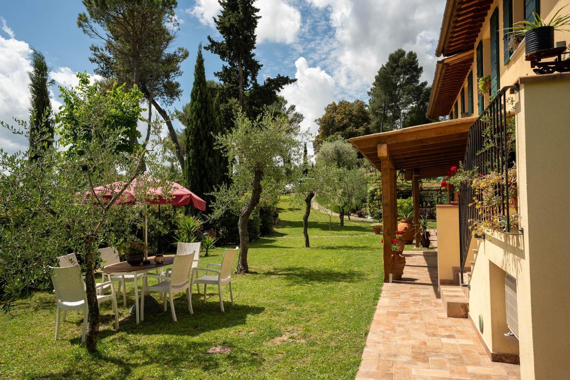 Апартаменты Holiday House Cuordinatura Монтополи-ин-Валь-д'Арно Экстерьер фото